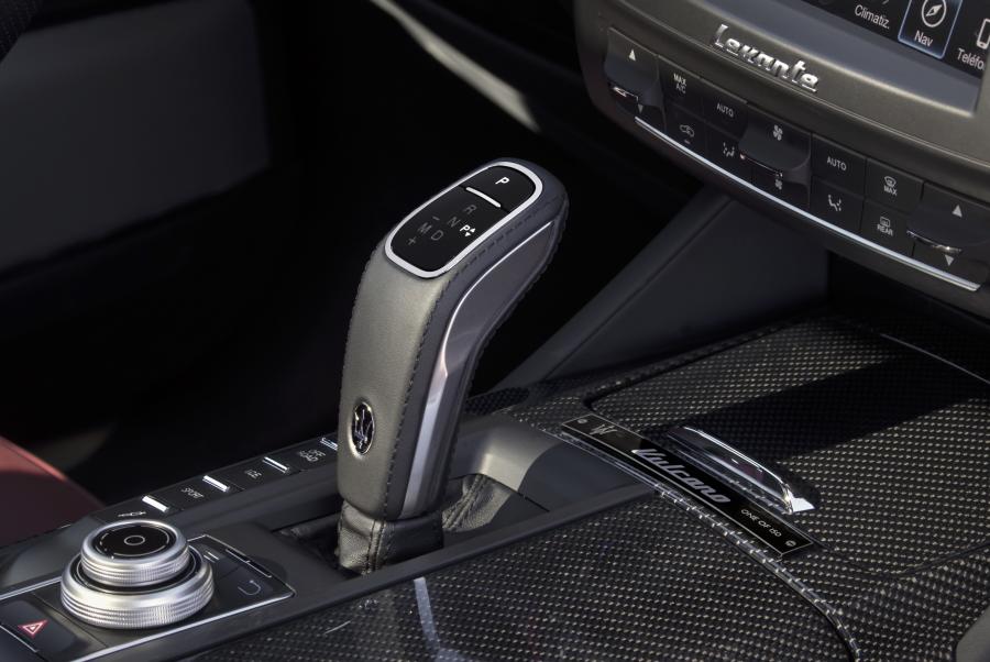 Детали интерьера Maserati Levante GranSport Vulcano 2019 года  (фото 16 из 23)